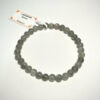 Bracelet en 6 mm en Labradorite posé sur fond blanc