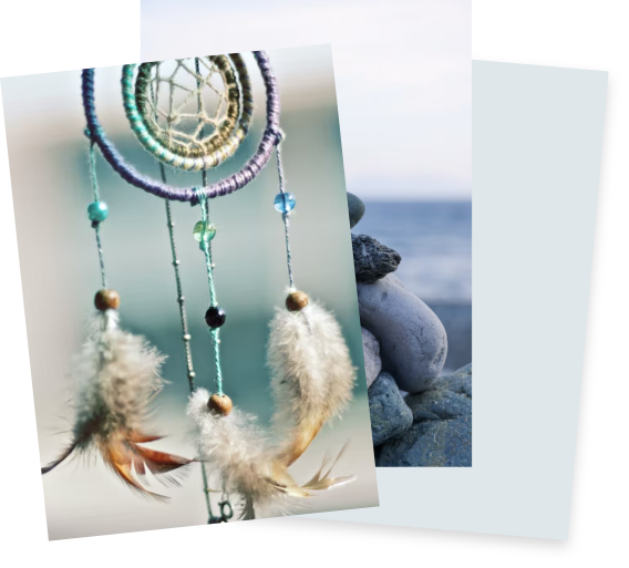 2 images superposées, la premiere est une image d'un attrape rêve dans les tons bleu et turquoise, la seconde qu'on voit peu car caché par la 1ere photo, représentante des galets, et la 3eme juste la couleur grise