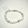 Bracelet en 6 mme en Howlite blanche posé sur fond blanc