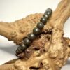 Bracelet en 6 mme en Pyrite posé sur morceau de bois