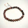 Bracelet en rhodonite black line posé sur fond blanc