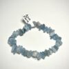 Bracelet bohème en pépite de pierre d'aigues-marines marine posé sur fond blanc