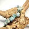Bracelet bohème en pépite de pierre d'amazonite posé sur morceau de bois