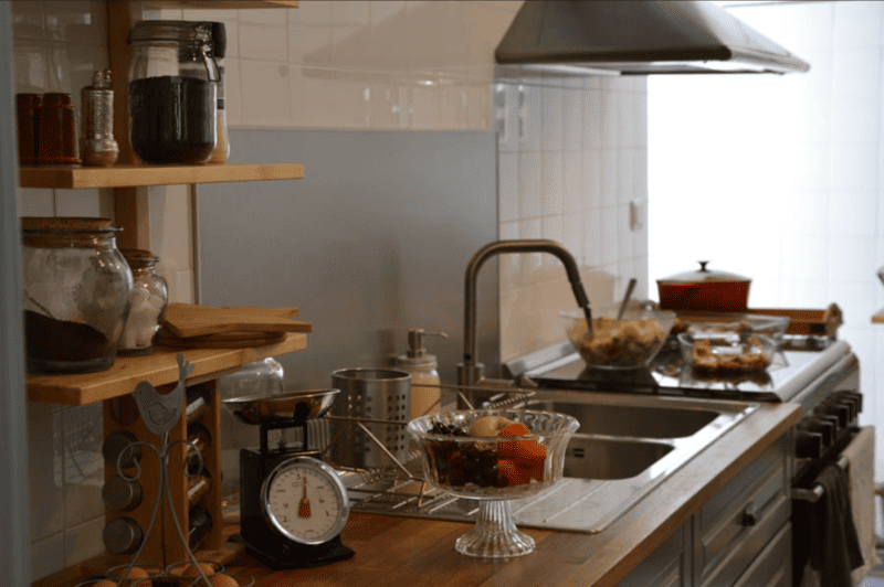 cuisine avec pleins de plats de nourriture