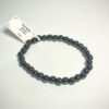 Bracelet en hématite en 6 mm posé sur fond blanc