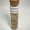 Tube à essai en verre de 10 cm de haut, posé debout, avec bouchon en liège, content de l'encens en grain d'Olifant, avec étiquette blanche