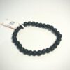 Bracelet en piere de lave 6 mm posé sur fond blanc