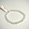 Bracelet en perle de lune banche en 6 mm posé sur fond blanc