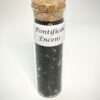 Tube à essai en verre de 10 cm de haut, posé debout, avec bouchon en liège, content de l'encens en grain Pontifical, avec étiquette blanche