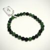 Bracelet en 6 mm de pierre de rubis zoisite posé sur fond blanc