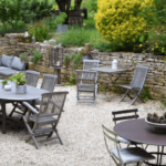 terrasse extérieure avec canapé; table et chaises grises