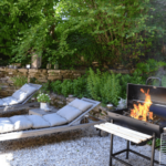 2 Chaises longues avec barbecue en pleine nature