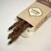 Haut d'une boite d'encens de palo Santo et vanille ouverte d'ou dépasse quelques tiges d'encens de haute qualité ou des copeaux de vanille sont liés à la tige d'encens